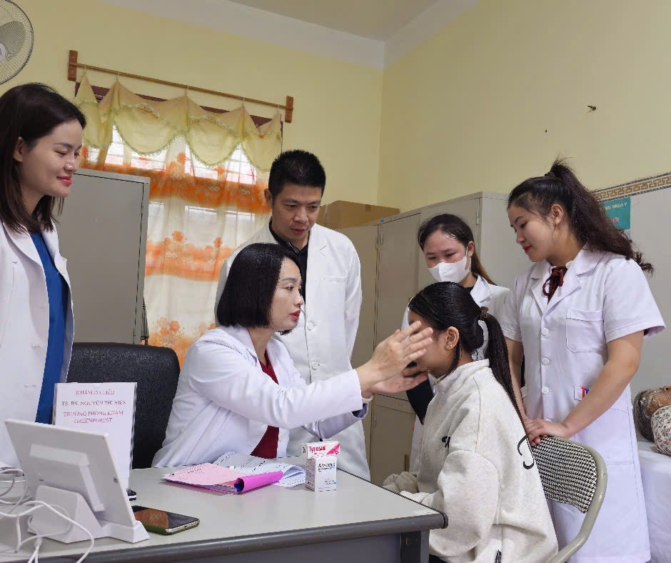 bac si hien kham da lieu va benh zona than kinh
